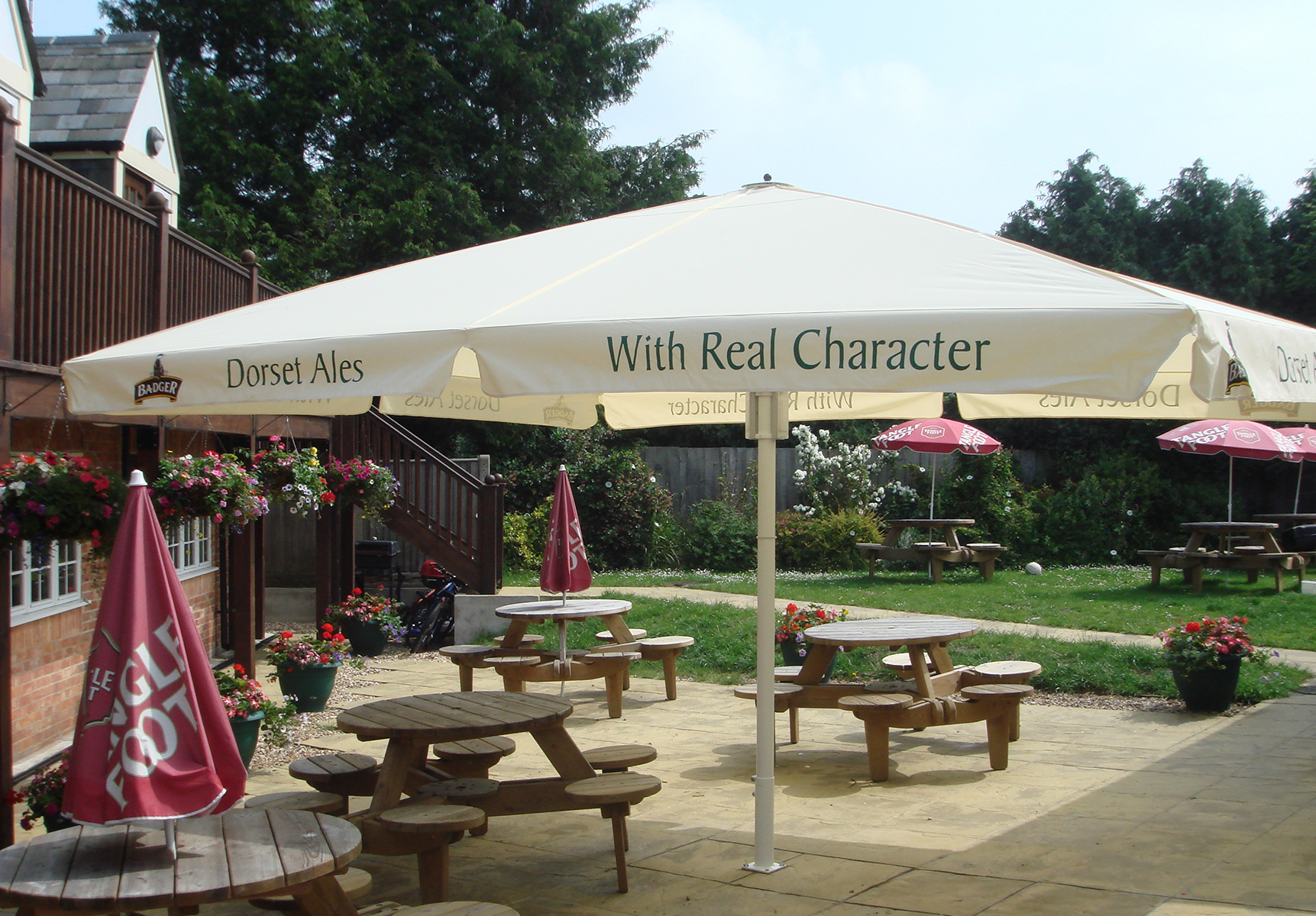 Giant Umbrellas for Cafes, Pubs, Restaurants Outdoors Spaces