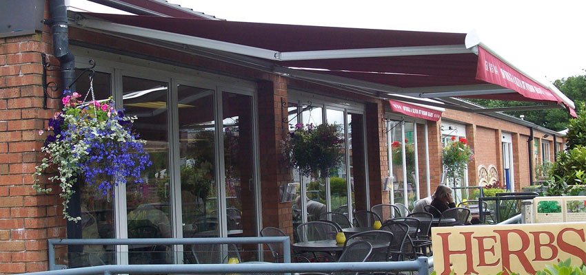 Retractable patio awning